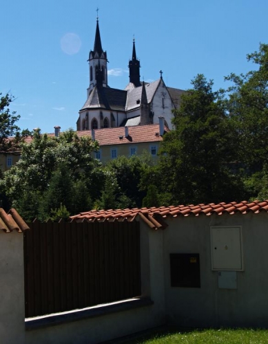 Stavba známého klášteru ve Vyšším Brodu byla započata v polovině 13. století a skončila až v 80. letech století čtrnáctého. Až v 17. století byla postavena 1. kostelní věž. Další úpravy proběhly v 1. polovině 19. století, kdy byl kostel rekonstruován v gotickém slohu a byla k němu přistavěna další kostelní věžička. Více najdete na http://www.klastervyssibrod.cz/Historie/Klaster-pod-patronaci-Rozmberku