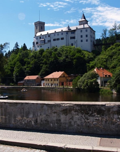 Rovněž Dolní hrad prošel několika přestavbami, z nichž nejvýznamněji ovlivnila podobu hradu renesance a konečně styl anglické novogotiky.
