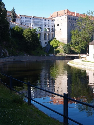 Cyklostezka míří pod zámek, odkud budeme pokračovat do Chvalšin a Ktiše. Ještě nějaký ten kilometr nás čeká, ale je jasné, že dojedeme.
