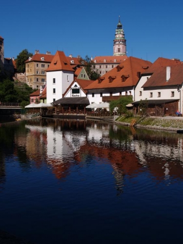 Z věže je jistě pěkný pohled, stejně tak i na ni.