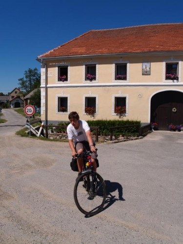 Odsud se odpíchneme k poslednímu výkonu a v již pořádném vedru jedeme po trase 1103 až na netolické náměstí.