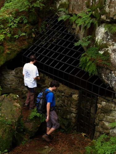 Kolem vznikly, zřejmě kdysi dávno po sesuvu skal, četné jeskyně a průrvy, kolem kterých nás vede modrá značka.