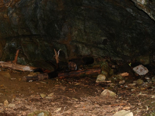 Do dvou větších jeskyní je možné pouze nahlédnout, vchody jsou opatřeny bytelnou mříží. Ještě by do nich za nepohody mohli lézt turisté, a nebo v nich dokonce přespávat trampíci.