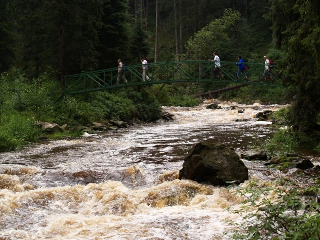 Nevím, jestli tento můstek vydržel povodně z roku 2002, ale je faktem, že i na Blanici vzalo tehdy plno mostů za své. U Blažejovic, kudy vede frekventovaná cesta z Prachatic do Volar, se poroučel most také a trvalo pár let, něž o kus dál fungl nový postavili.