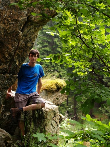 Tohle ovšem není zlověstný Habart Maršík z Hrádku, nýbrž Pavel v pozici manekýna. Pro dokonalou harmonii s okolní přírodou a příjemným rozptýleným světlem vyhlašuji tuto fotku jednoznačnou jedničkou mezi všemi fotkami této akce.