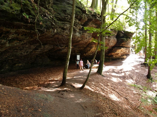 Pod převisem