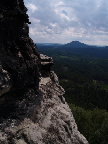 Pohled z Pravčické brány k Růžovskému vrchu