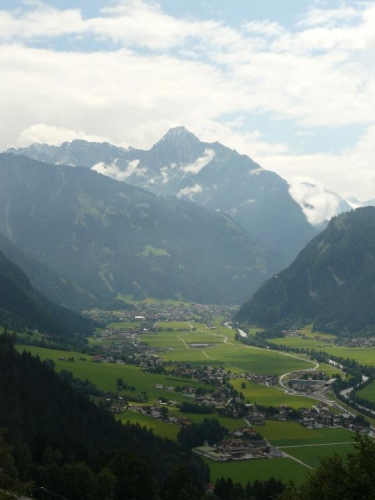 Po chvíli stoupání máme údolí jako na dlani. Hora vzadu se jmenuje Dristner (2767 m) a turistická značka na něj asi nevede, je taky docela nízký :-).