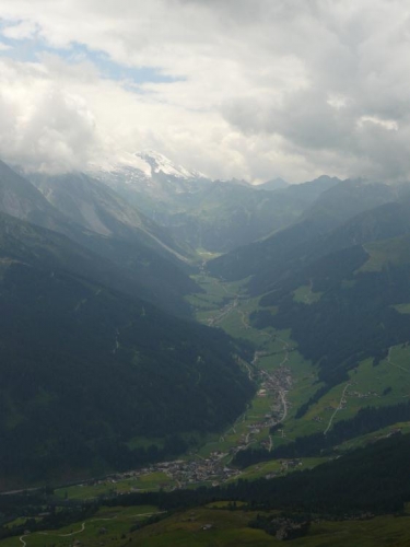 Pohled do údolí Hintertux, vzadu stejnojmenný ledovec. Tam už naštěstí sníh není.