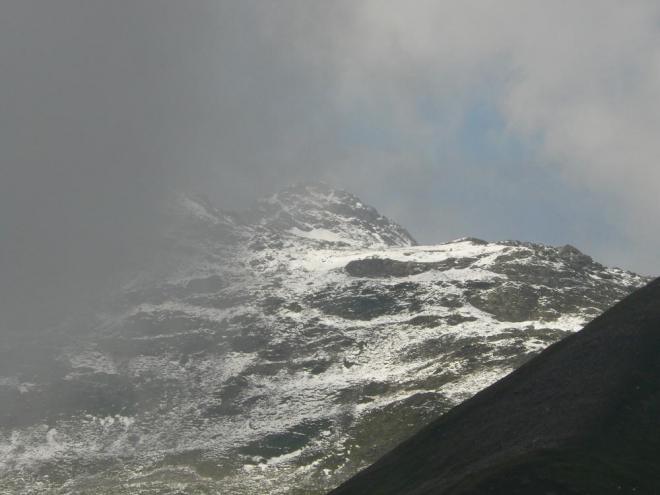 Na Wangl Spitze se valí temný mrak, vpravo je zase temná hora ...