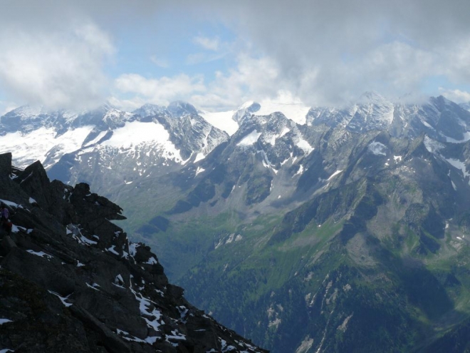Zasněžený protější boční hřeben Zillertalských Alp