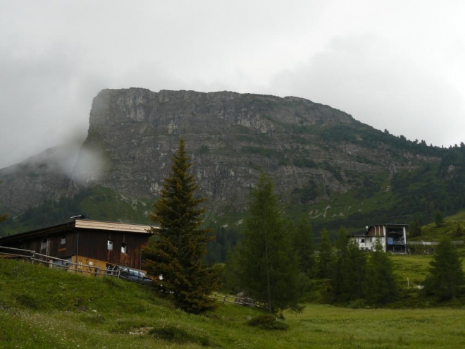 Impozantní Gerlossteinwand. Jen škoda, že začíná poprchat.