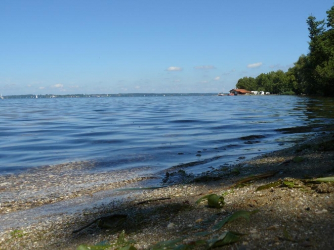Lenivé vlnky na krásném kamenitém břehu, jen škoda, že asi není úplně přirozený...