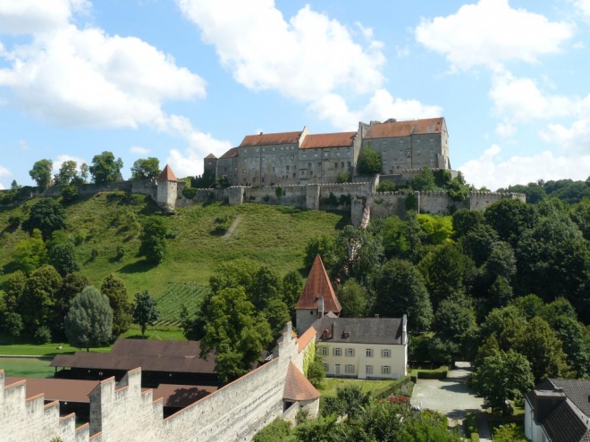 Jižní část, ze které je poznat hrad nejvíc (taky jsem si pro tuto fotku vylezl na zídku :-) ).
