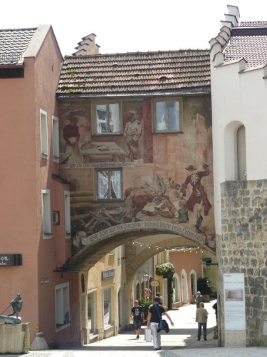 Zdobený průchod v městečku pod hradem.