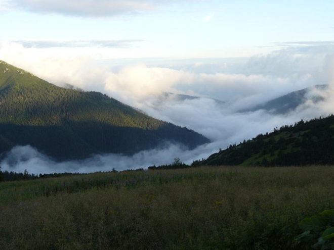 Koberec z mraků stále pokrýval údolí, my si však užívali večerních pohledů, i když vítr přinášel zimu.