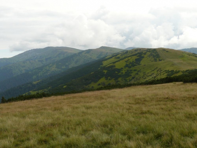 Pohled zpět na Chabenec a kus hřebene ušlý den předtím.