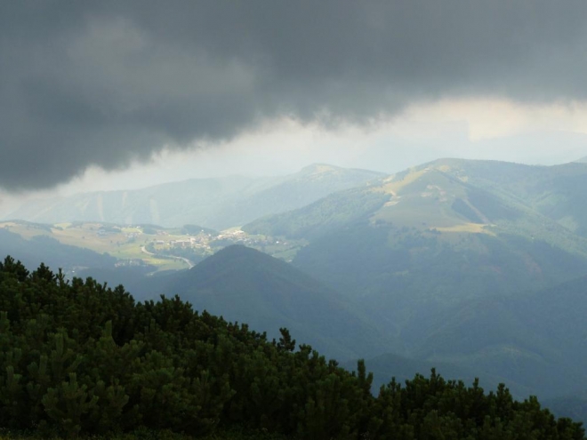 V klínu mezi mraky a klečí jsou za oparem schované Donovaly, kam míříme. Foceno při sestupu z Prašivé.