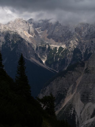 Tam někde je Špik a Škrlatica.