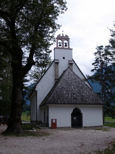 Nedaleko kempu Vodenica stojí tento kostelík.