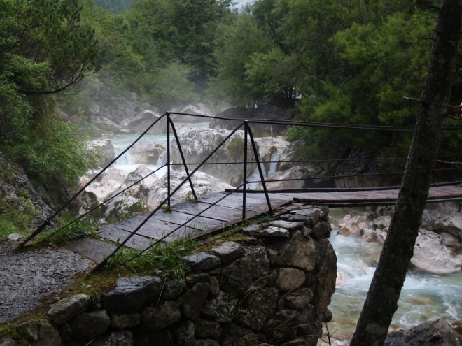 Přestože se blížíme k pramenu Soče vody neubývá. Ta totiž pramení přímo ze skály vydatným pramenem. 