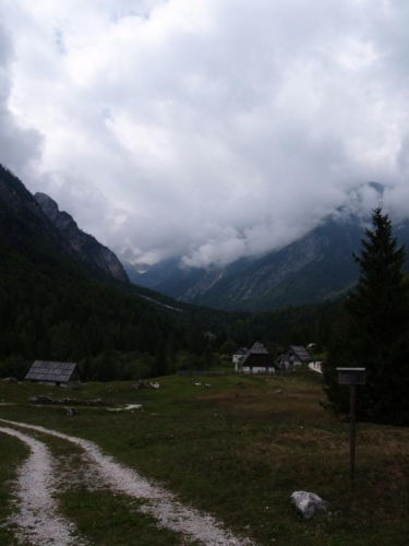 Počasí je opět všelijaké. Neprší, ale mlhy se dále válí po všech kopcích.