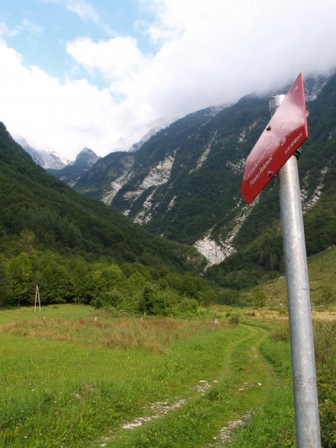 Večer jedeme naproti ztracené výpravě do doliny Bovšica, ale po zmateném hovoru mobilem po sedmé večer obracíme zpět do kempu. Štěpánka zatím trpí kdesi vysoko na planině Bukovec.