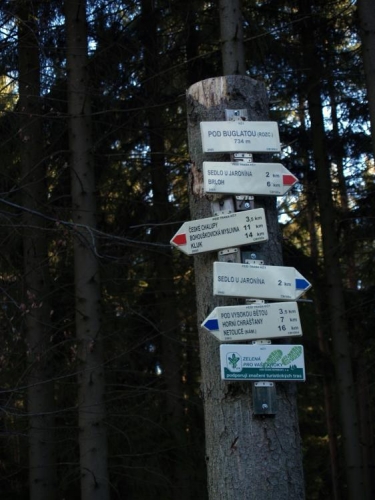 Jen kousek výš je rozcestí turistických značek Pod Buglatou, odkud cesty míří na jedné straně do Netolic, na opačné do Kuklova a Brlohu, a také na vrchol Kluku.
