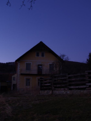 Přicházíme plnoštíhlou nocí a nasedáme do svých aut přivolat naši přítomnost...