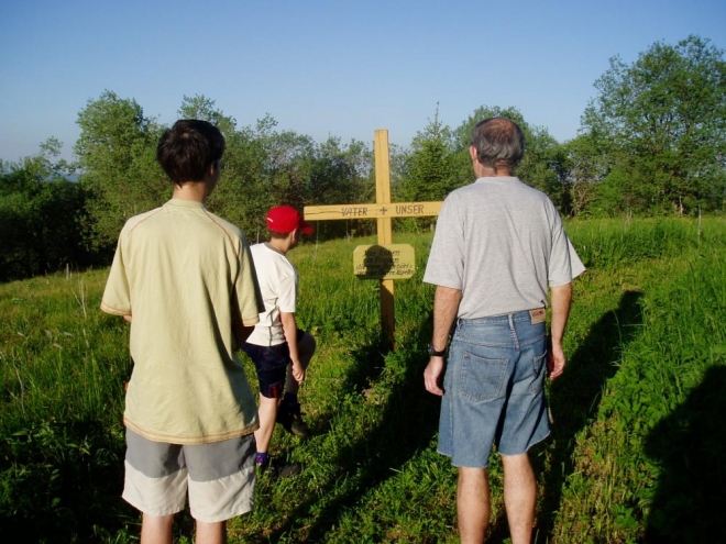 Kapličky, místo těsně u hranic, kde je dnes pusto. Ves vznikla v druhé polovině 13. století u Helfenbergské cesty, která vedla z Altenfeldenu do Vyššího Brodu. Byl v ní vybudován farní kostel, sklárna a v blízkém okolí se těžila rašelina. Po odsunu tady zbyla jen ta rašelina..