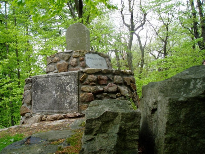 Pomník na vrcholu Hradu 666m