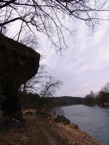 Skály nad řekou 