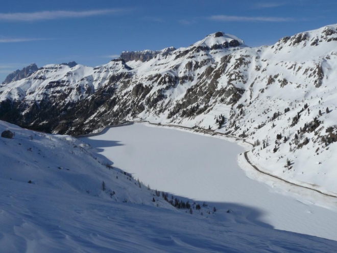Zamzrlé jezero v sedle Fedaia ve výšce 2000 m. 