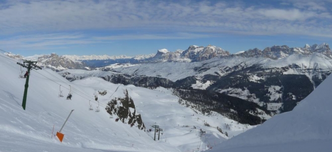 Ranní panoráma z Passo Pardon, přes které jsme se přehoupli směrem k naší oblíbené skupině Sella.