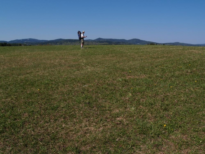 U Svatomírova vymýšlí Luděk jednu ze svých zkratek. Tak jako valná většina z nich, byť vypadají na mapě neškodně, i tato nás posléze zavede do prudkého srázu a k podmáčenému terénu okolo potoka.