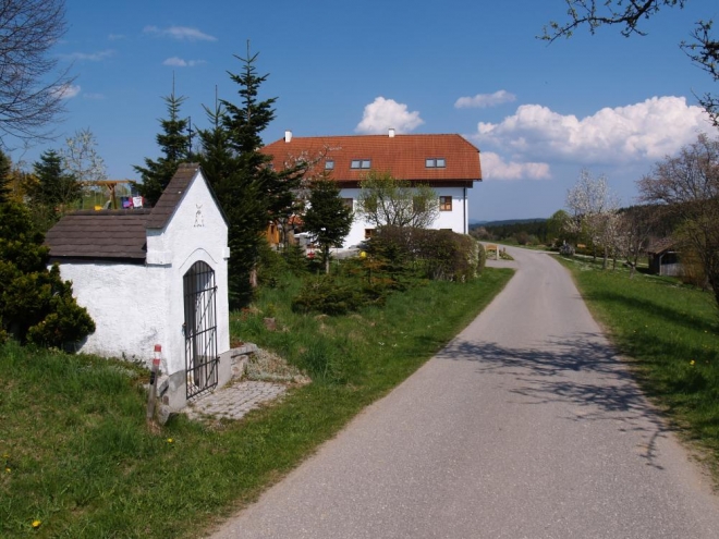 Rading. Již vzorně upravené okolí není nic pro nás. Proto míříme kolem přechodu Studánky do lesů pod vysokým a zalesněným Sternsteinem (1 122m). 