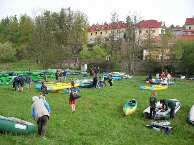 K Malši pod Římov přijíždíme Zdeňkovo busem po deváté a tak máme dost času vyfasovat své lodě. Kolem na své majitele čekají celé hromady dalších lodí, úplně se děsím hromadného startu.