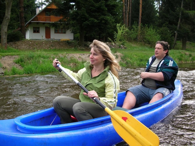 Ze svých fotek to dobře znám, když fotím nikdy na fotce nejsem. Zpočátku mi to bylo při prohlížení divný, ale časem jsem si na to zvykl. Jak se tedy dostala na tuhle fotku fotografka Jana, netuším. Ale sluší jí to. (A Zdeňkovi pochopitelně taky.)