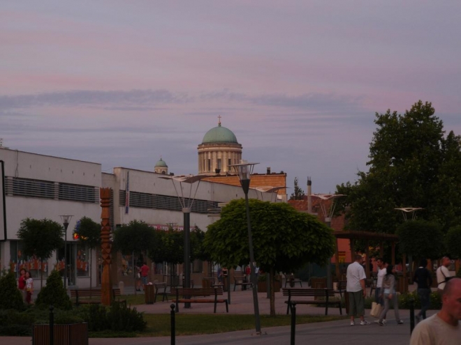 Bazilika v Ostřihomi ze Štúrova v barvách večerních.