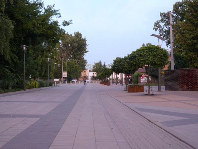 Ulice vedoucí k nábřeží a mostu. V městečku si člověk chvílemi připadá jako u moře. Je to dáno nejen vzhledem, turistickými obchody či restauracemi a rovinatou krajinou, ale především vlhkým vzduchem osvěžujícím i v parnu.