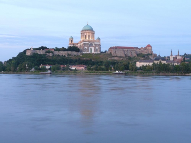 Impozantní pohled přes Dunaj na pevnost a baziliku.