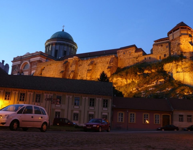 Pomalu se stmívá, začínáme obcházet kopec, na němž je umístěna pevnost a bazilika, a já se snažím alespoň trochu zachytit osvětlení hradeb.