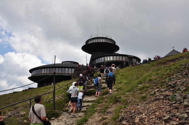 Restaurace v polské části Sněžky připomína UFO.