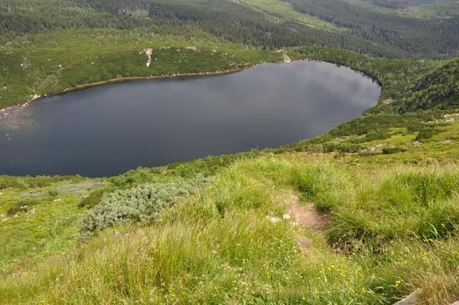 I toto, vetší a hlubší jezero je ledovcového původu.