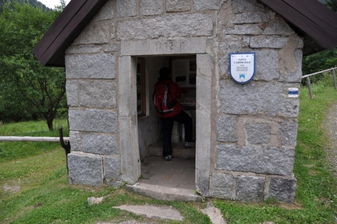 Kaple v Obřím dole. Odtud už jen stoupáme nejdříve do Modrého dolu a pak svahem k Richtrovým Boudám.
