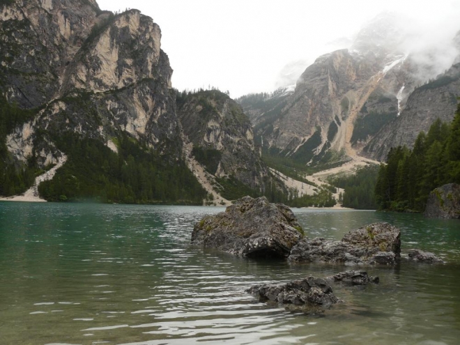 Jezero Pragser Wildsee a okolní hory