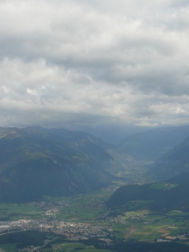 Pohled do údolí, kde leží i Bruneck