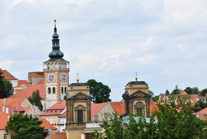 Kostel v popředí je Kostel sv. Anny s napodobeninou Svaté chýše z italského Loretas a Dietrichsteinskou hrobkou.