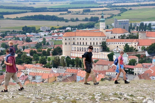 Výhled je silně znehodnocen ošklivou budovou v pozadí. Škoda.