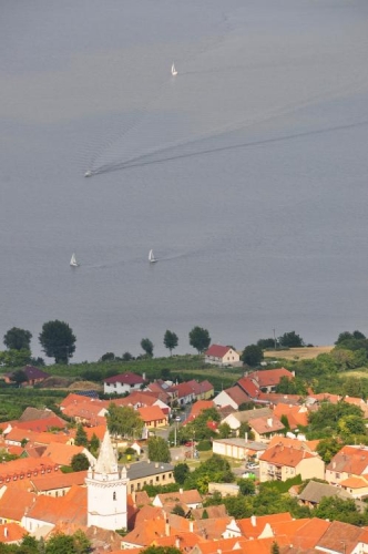 Vyhlídka pod Děvínem k přehradní nádrži. Je dobře vidět, že je v létě hojně využita k rekreaci.